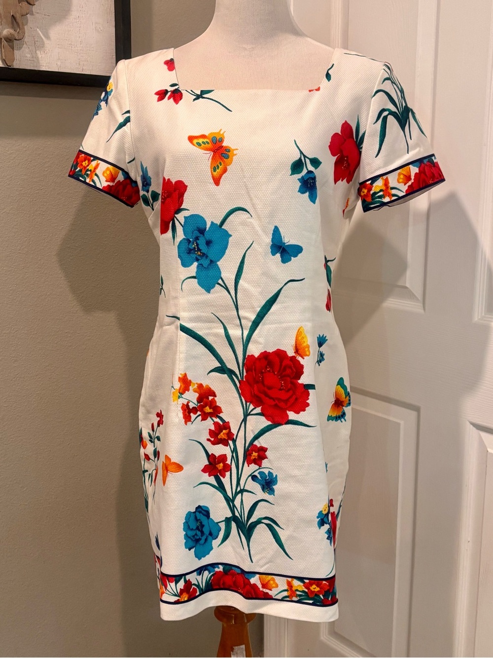 Jessica Howard White Floral Print Shift Dress Square-Neck with Red & Blue Blooms